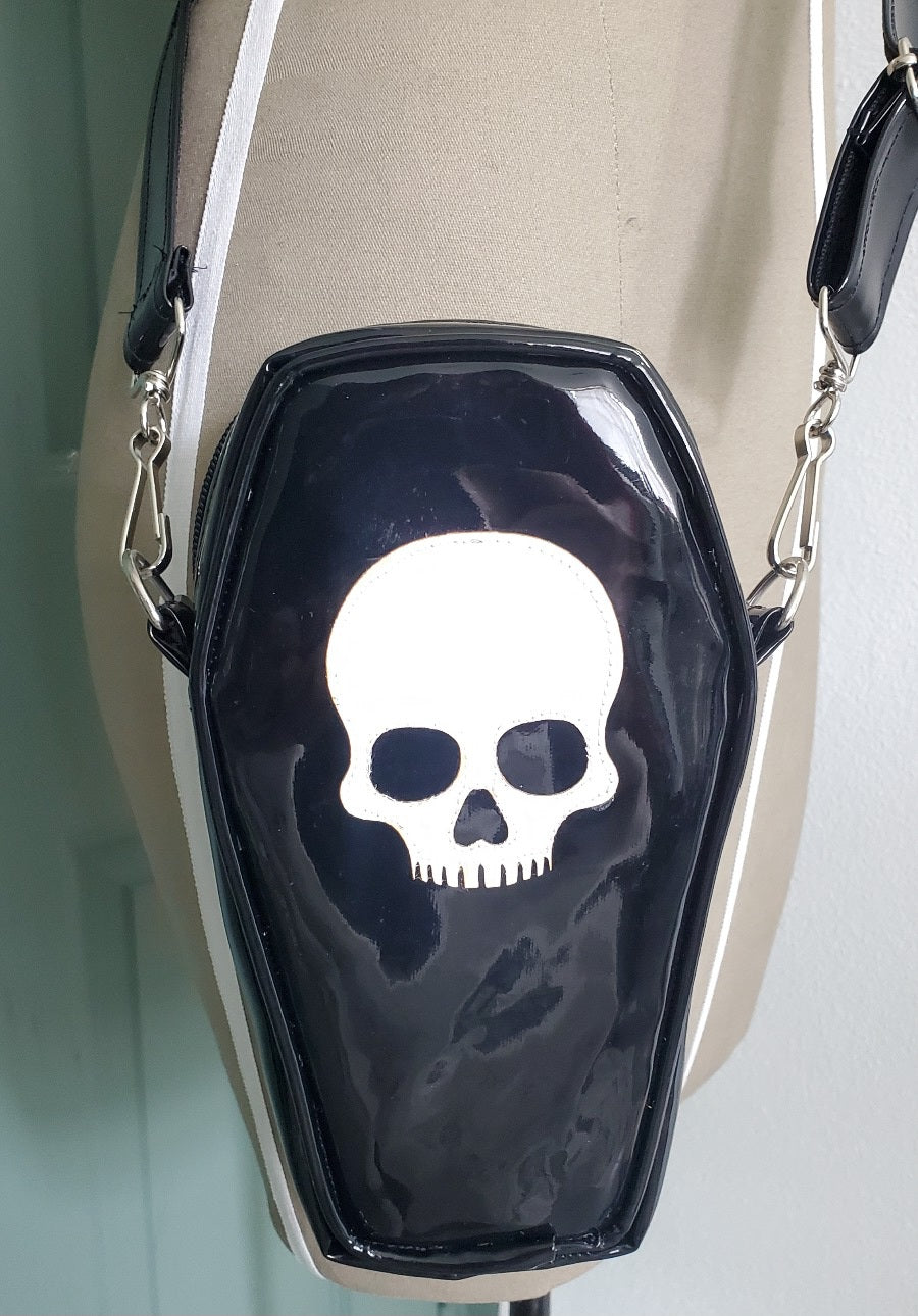 Crossbody ataúd charol